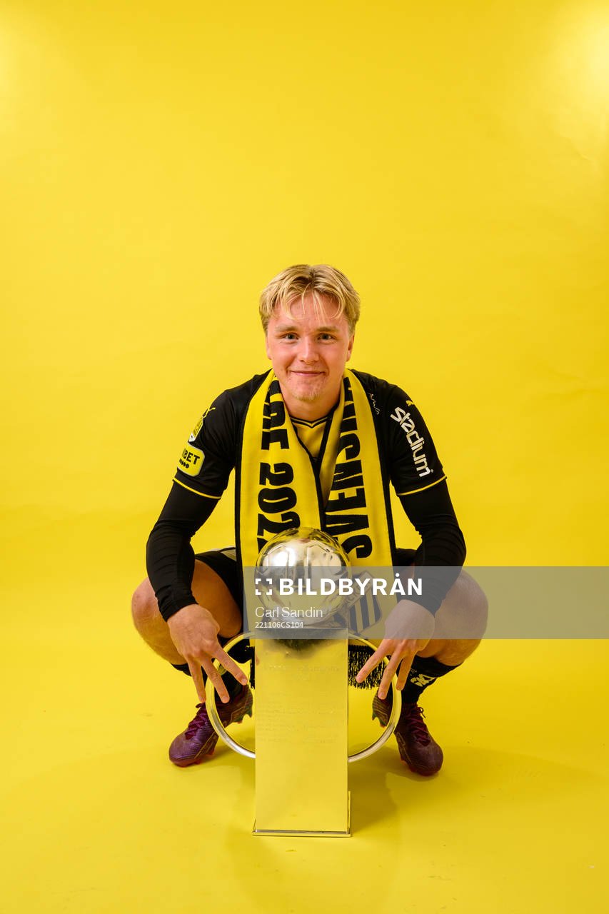 Häckens Sebastian Lagerlund jublar med pokalen