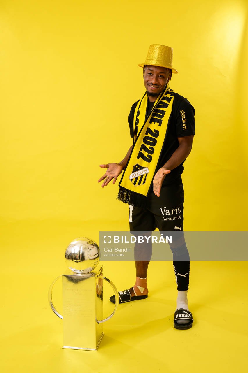 Häckens Ibrahim Sadiq jublar med pokalen