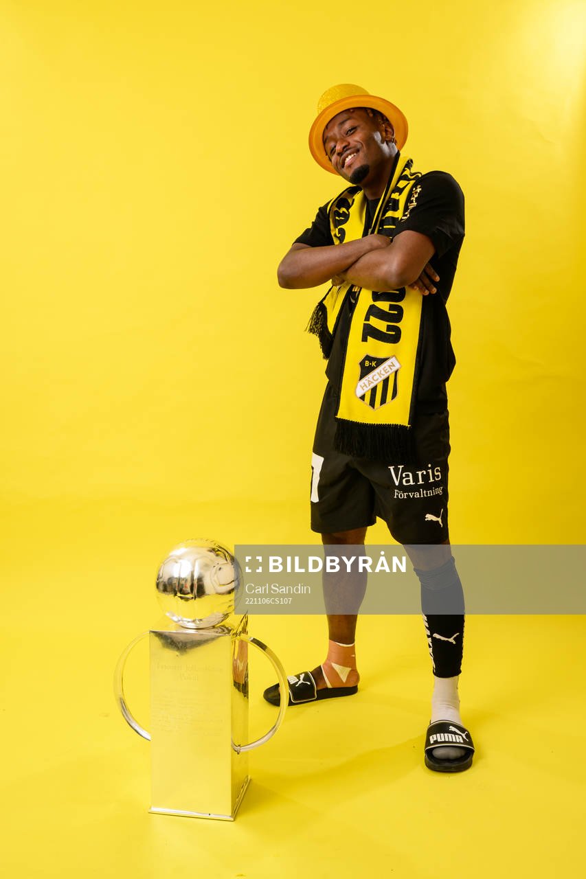 Häckens Ibrahim Sadiq jublar med pokalen