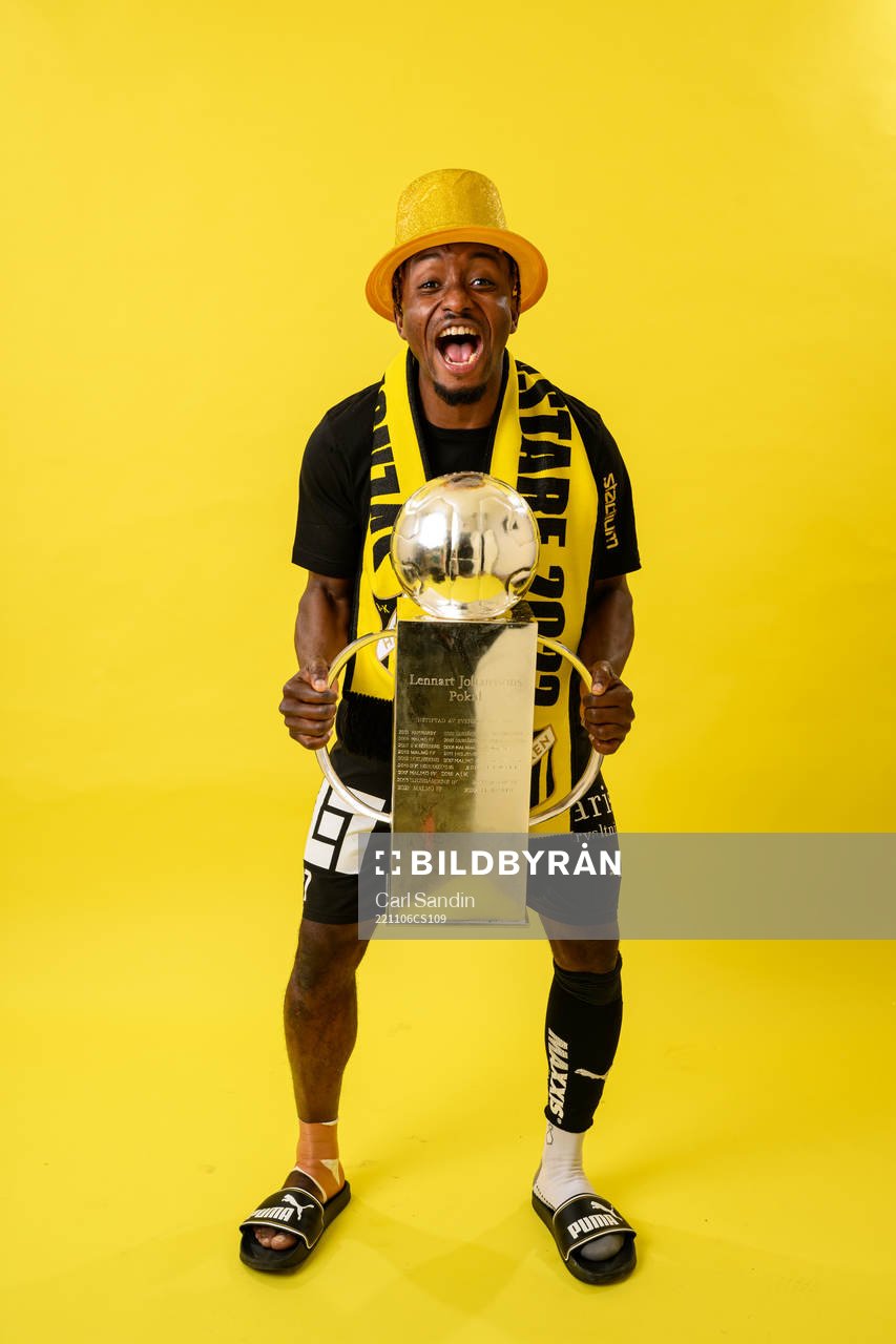 Häckens Ibrahim Sadiq jublar med pokalen