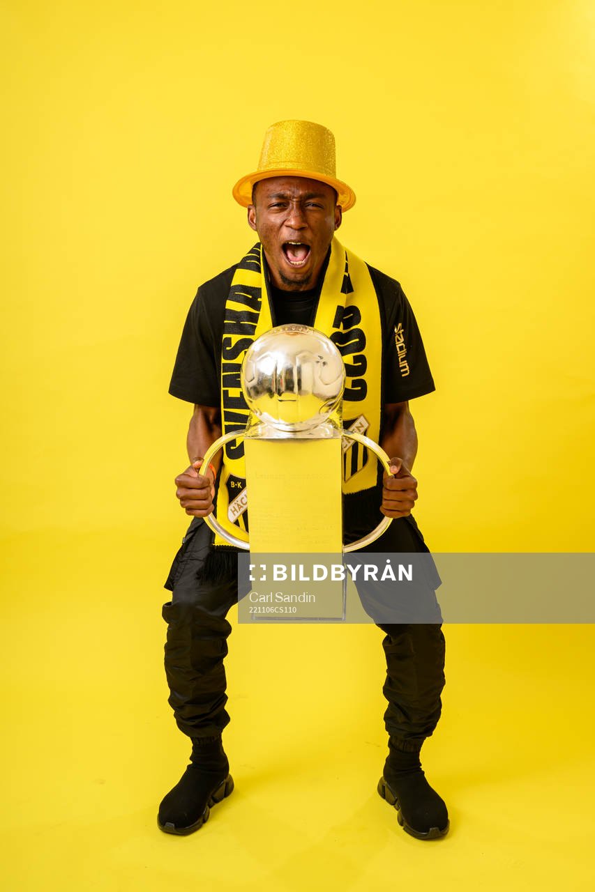 Häckens Benie Traore jublar med pokalen