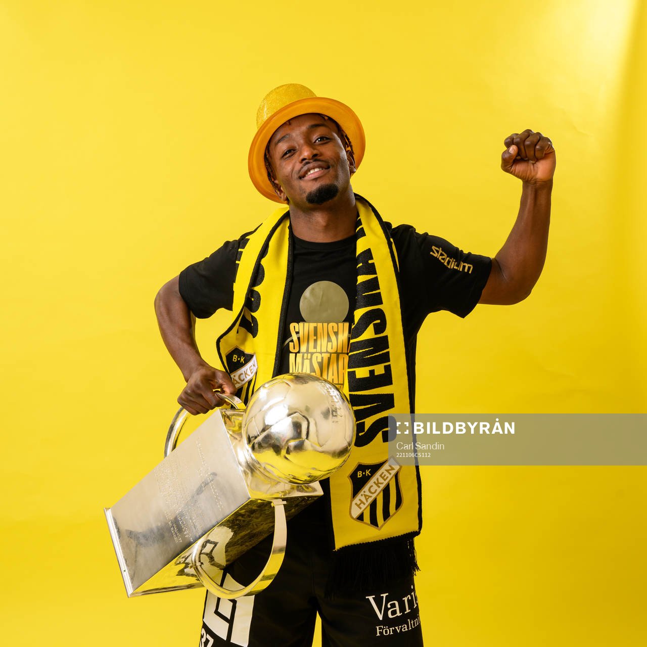 Häckens Ibrahim Sadiq jublar med pokalen