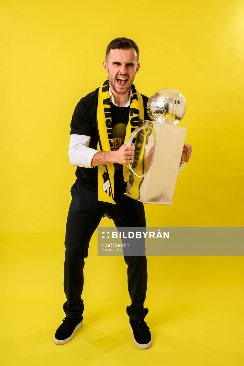 Häckens Kadir Hodzic jublar med pokalen