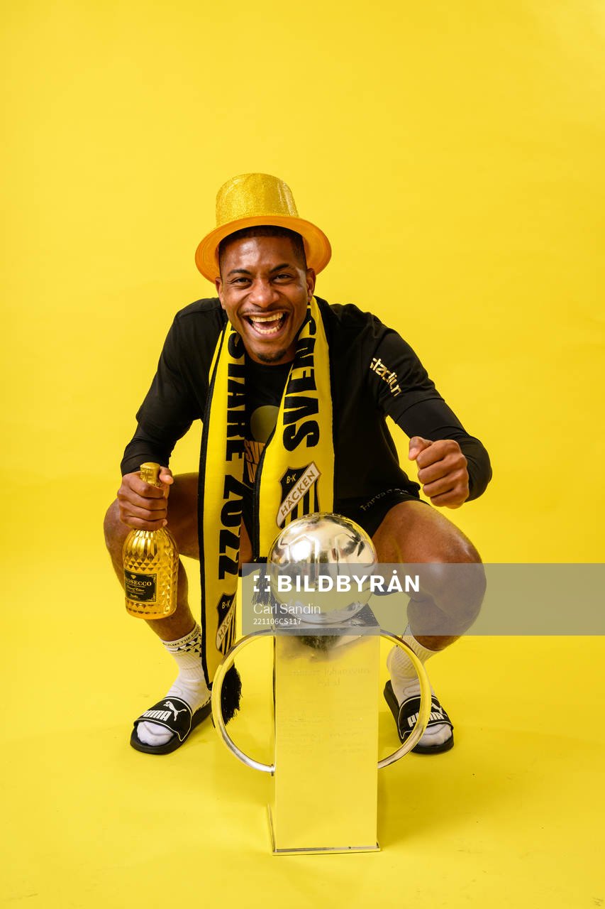 Franklin Degaulle Tebo Uchenna jublar med pokalen