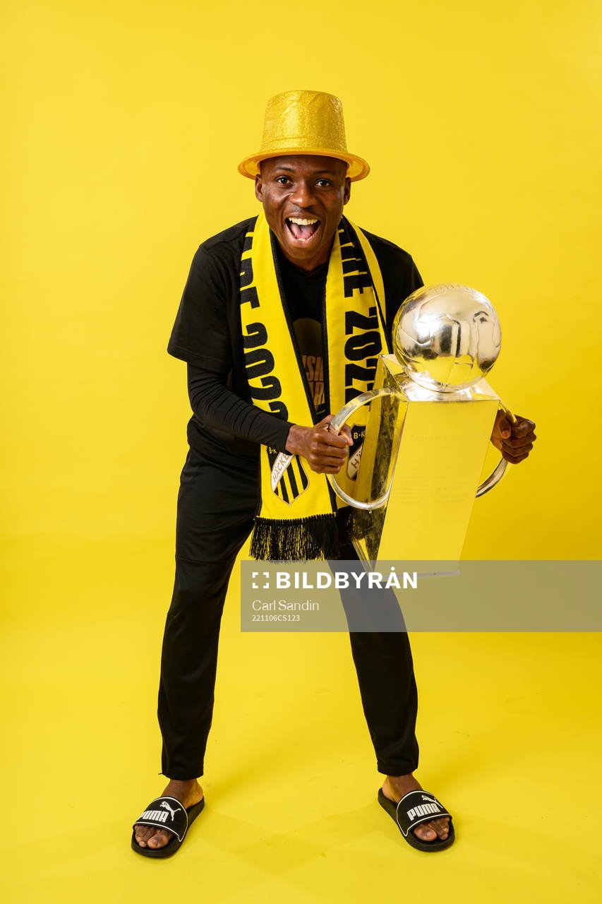 Häckens Akoua Romeo Amane jublar med pokalen