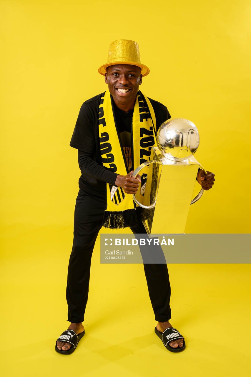 Häckens Akoua Romeo Amane jublar med pokalen