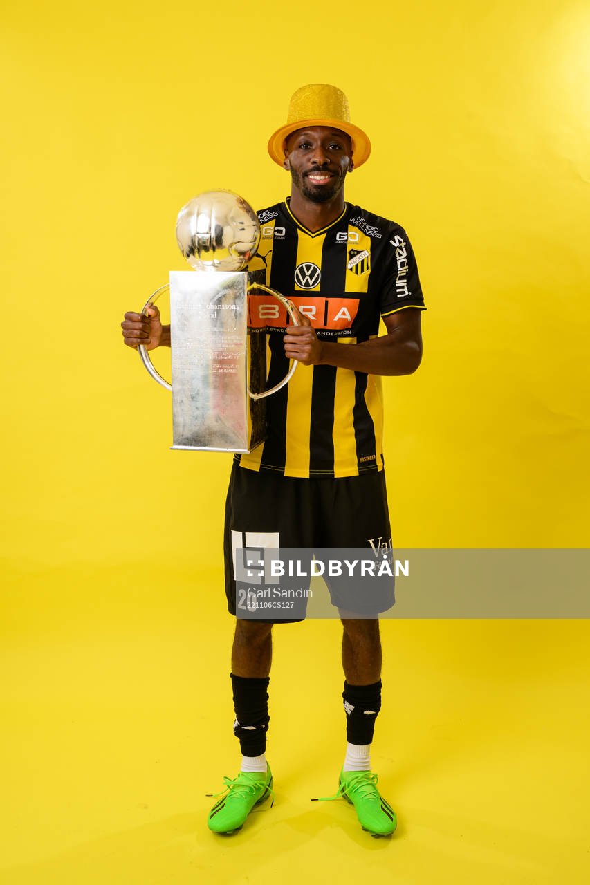 Blair Sebastian Turgott jublar med pokalen