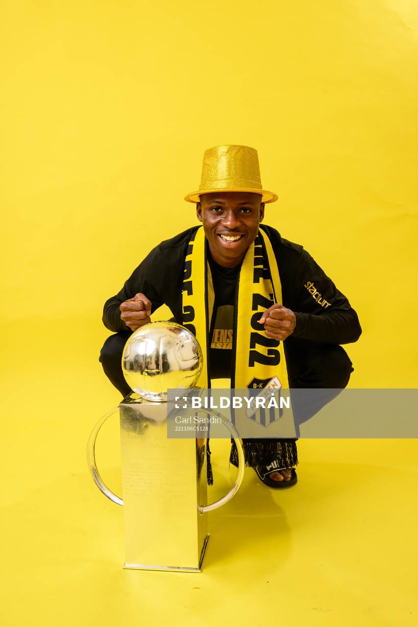 Häckens Akoua Romeo Amane jublar med pokalen