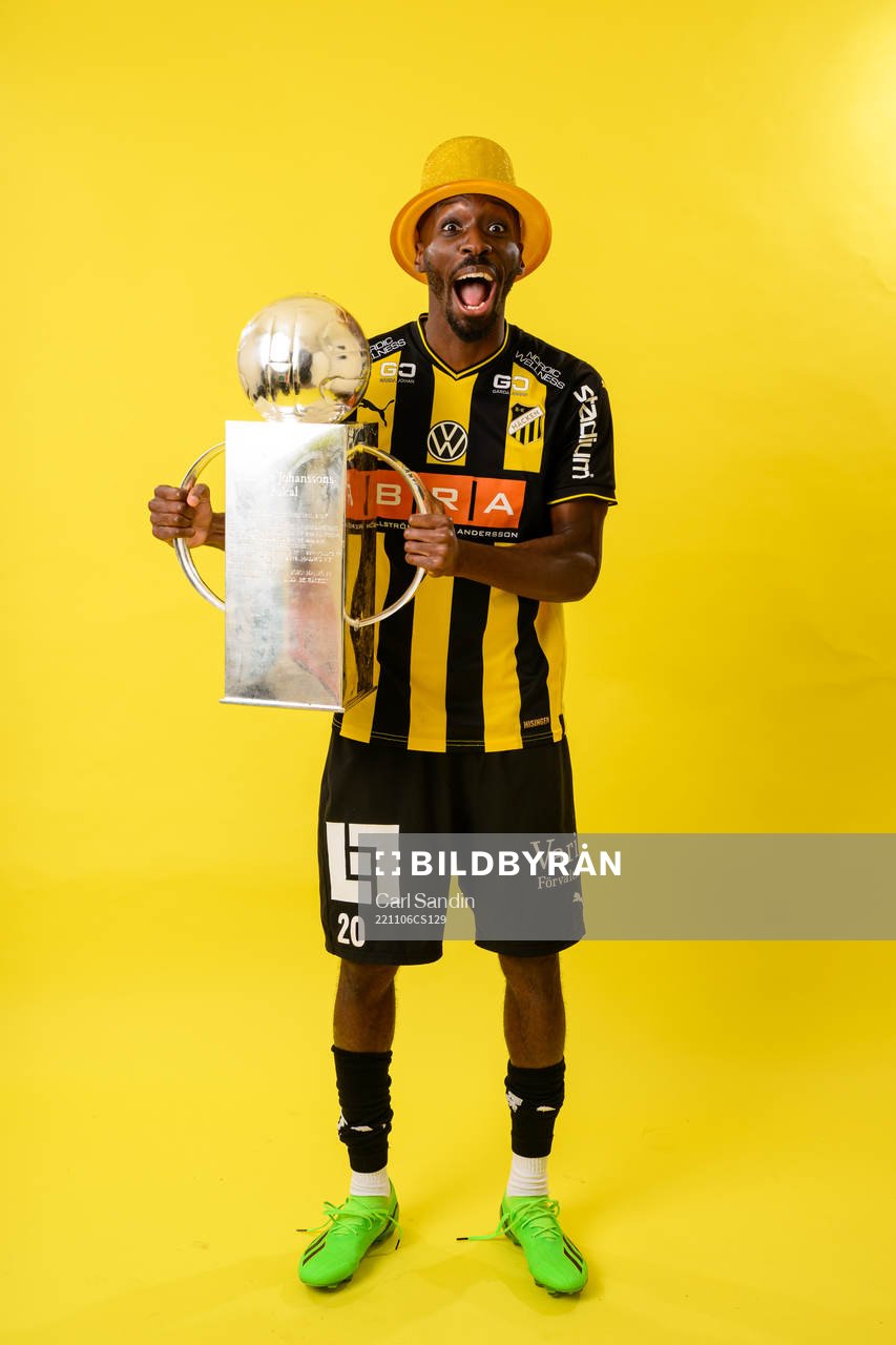 Blair Sebastian Turgott jublar med pokalen
