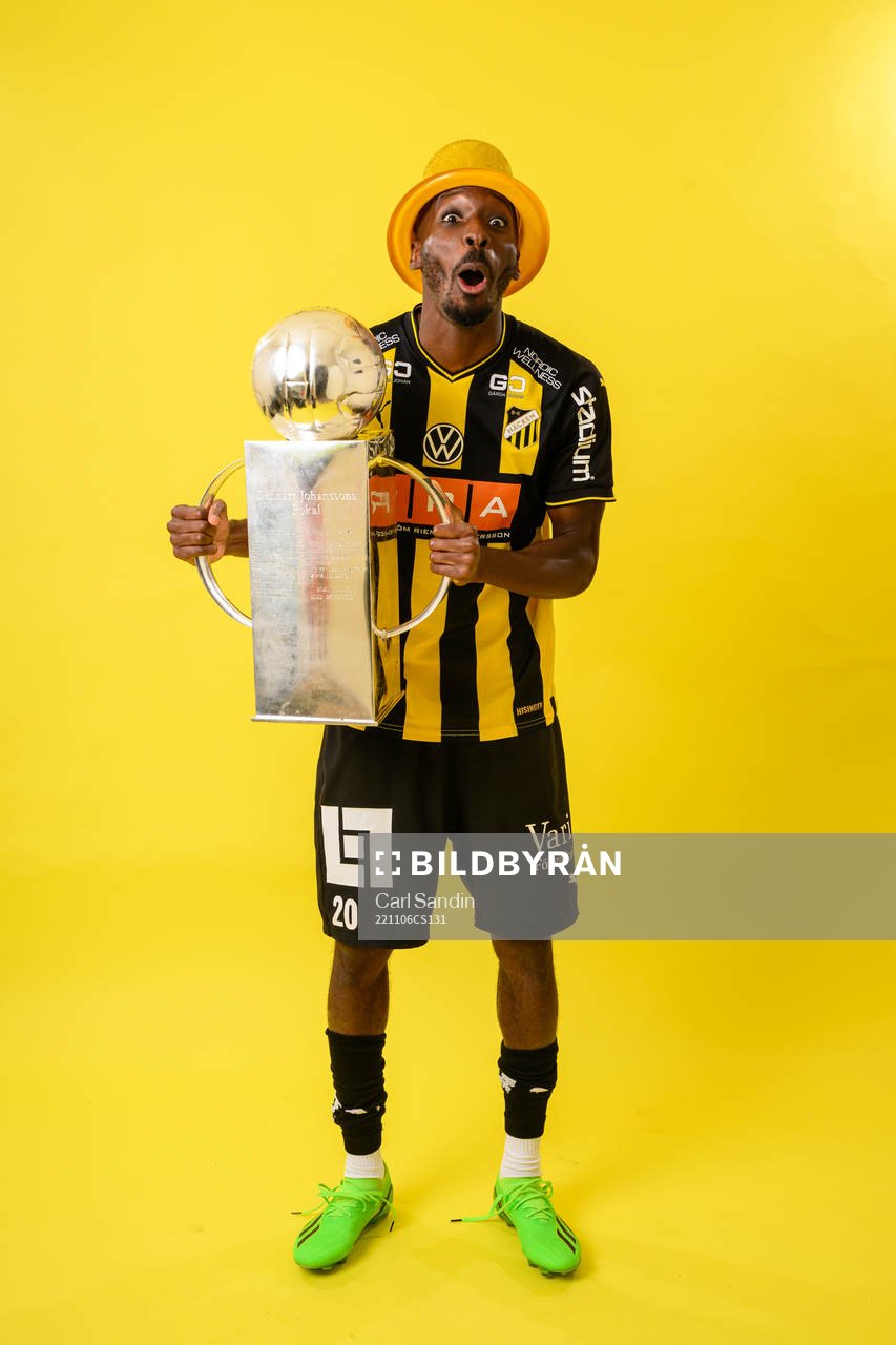 Blair Sebastian Turgott jublar med pokalen