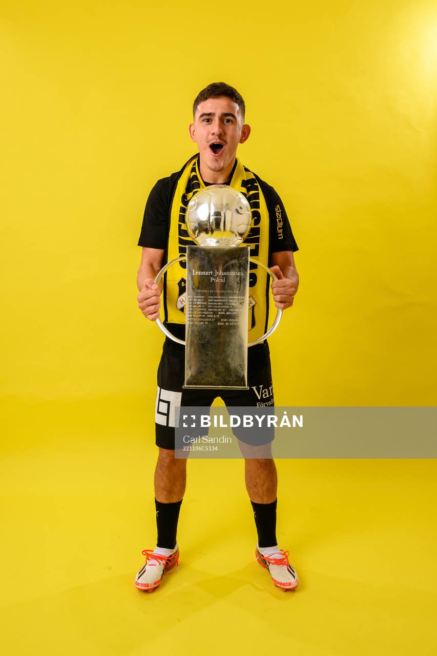 Häckens Semir Bosnic jublar med pokalen