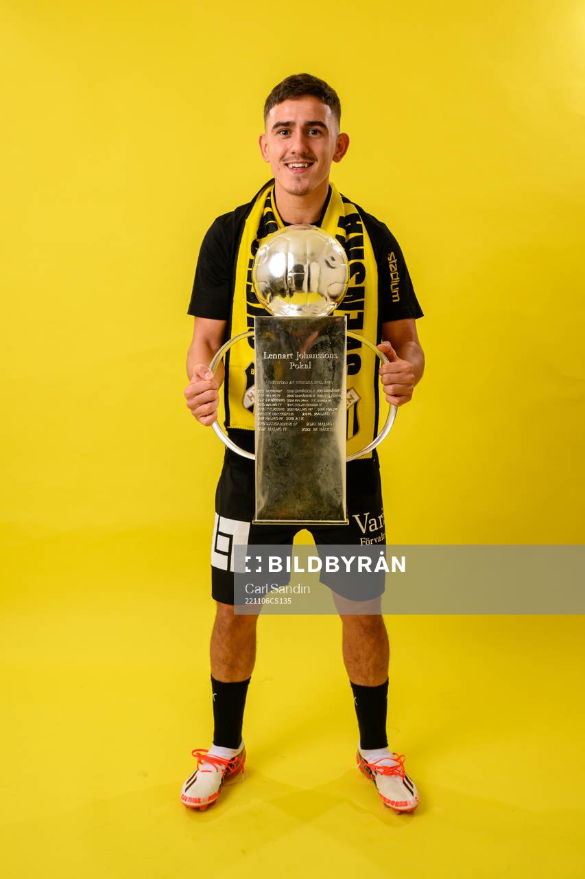 Häckens Semir Bosnic jublar med pokalen