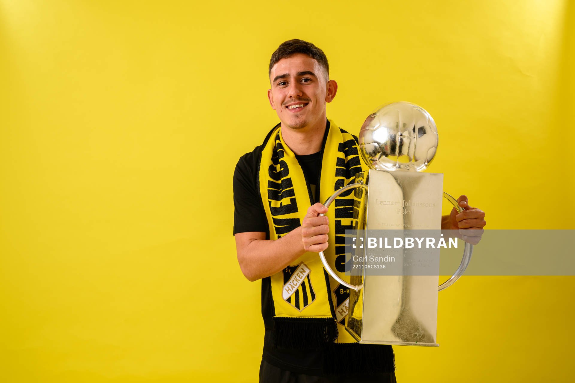 Häckens Semir Bosnic jublar med pokalen