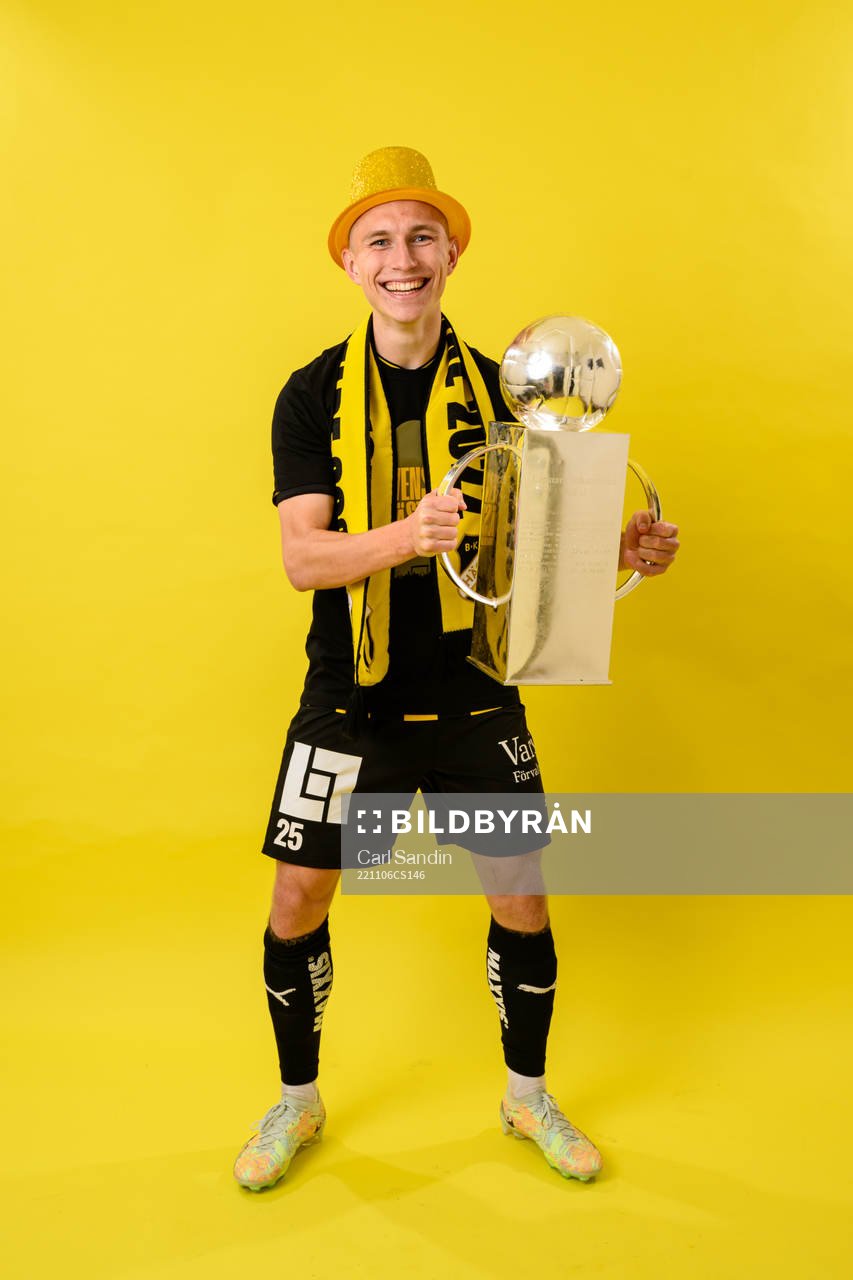 Häckens Kristoffer Lund Hansen jublar med pokalen