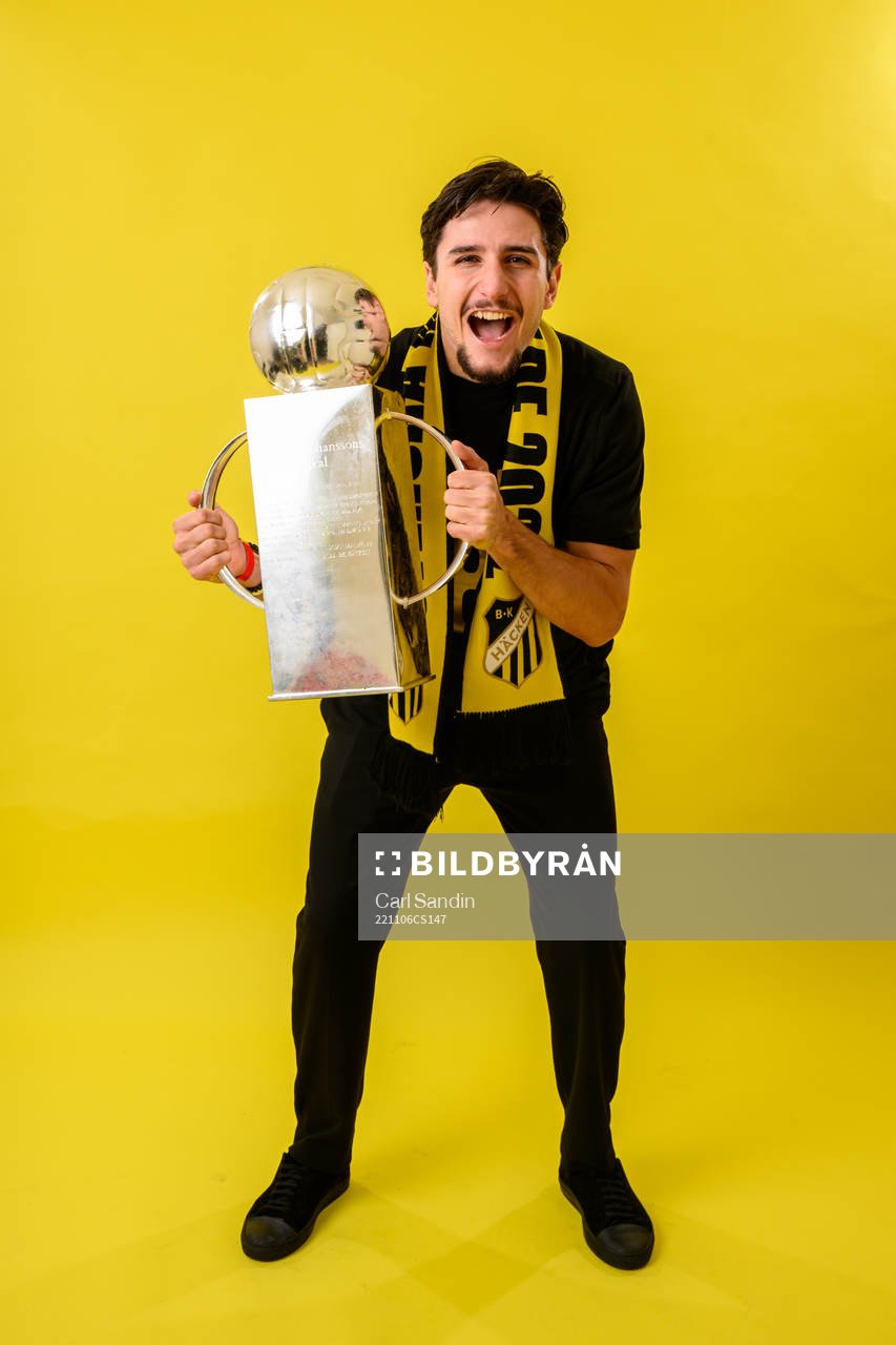Häckens Filip Trpcevski jublar med pokalen