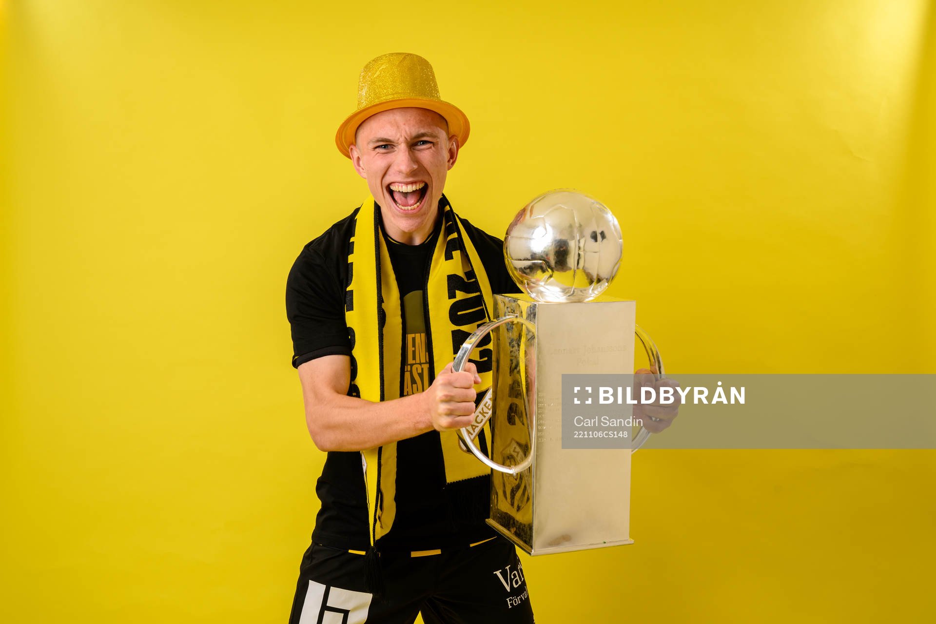Häckens Kristoffer Lund Hansen jublar med pokalen