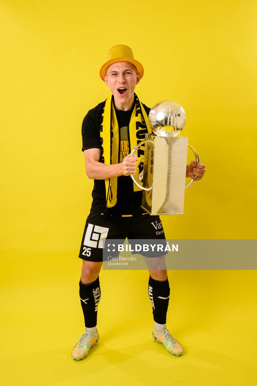 Häckens Kristoffer Lund Hansen jublar med pokalen