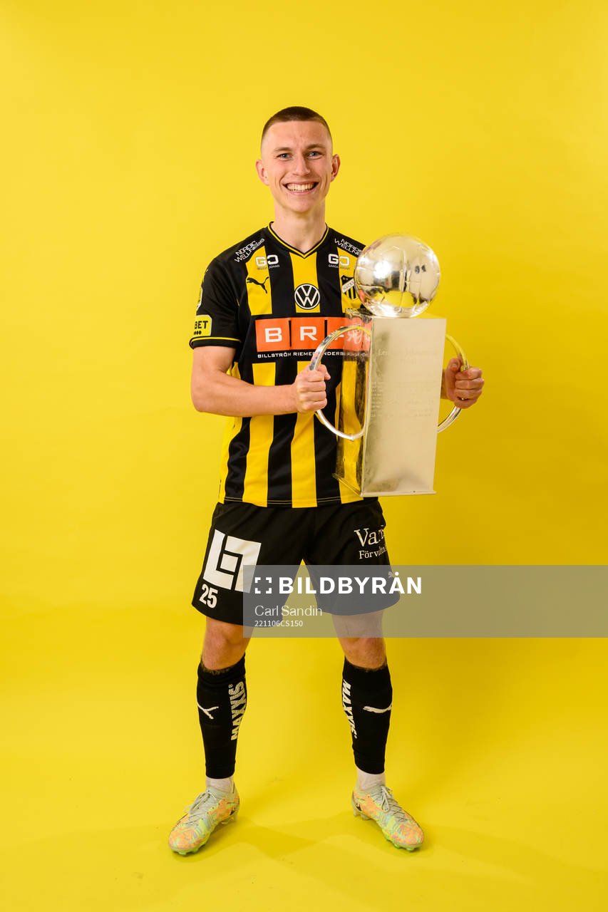 Häckens Kristoffer Lund Hansen jublar med pokalen