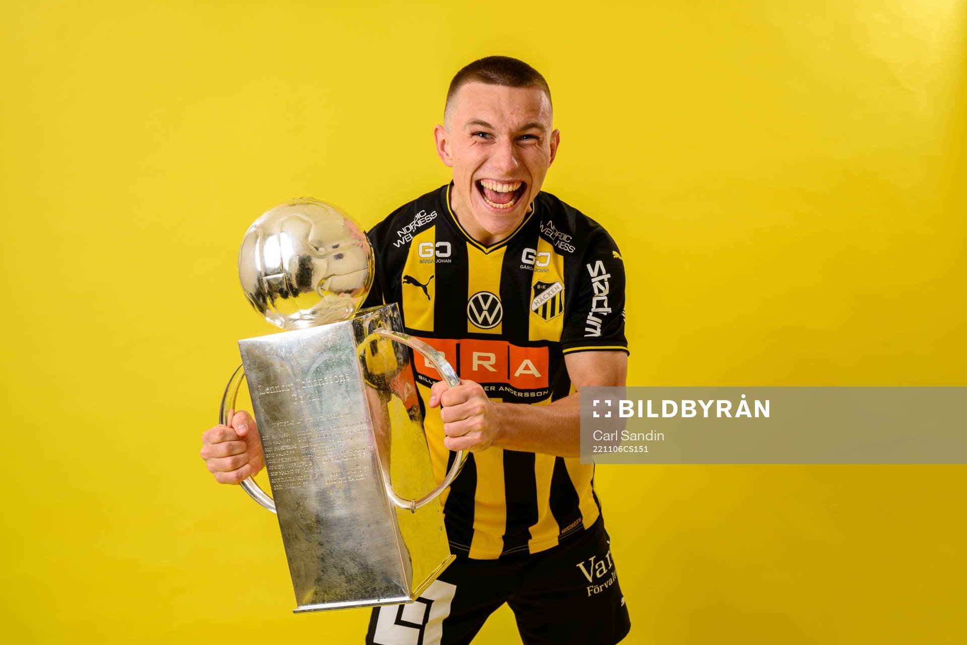 Häckens Kristoffer Lund Hansen jublar med pokalen