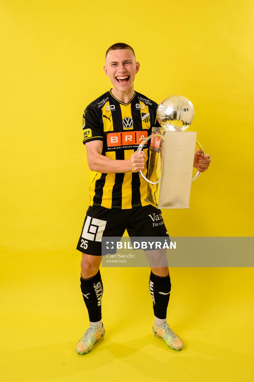 Häckens Kristoffer Lund Hansen jublar med pokalen