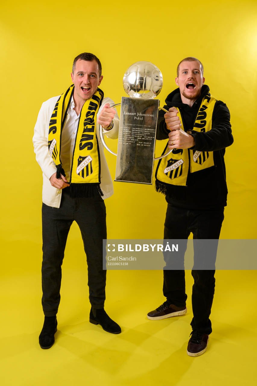Häckens Even Hovland och Simon Gustafson jublar med pokalen