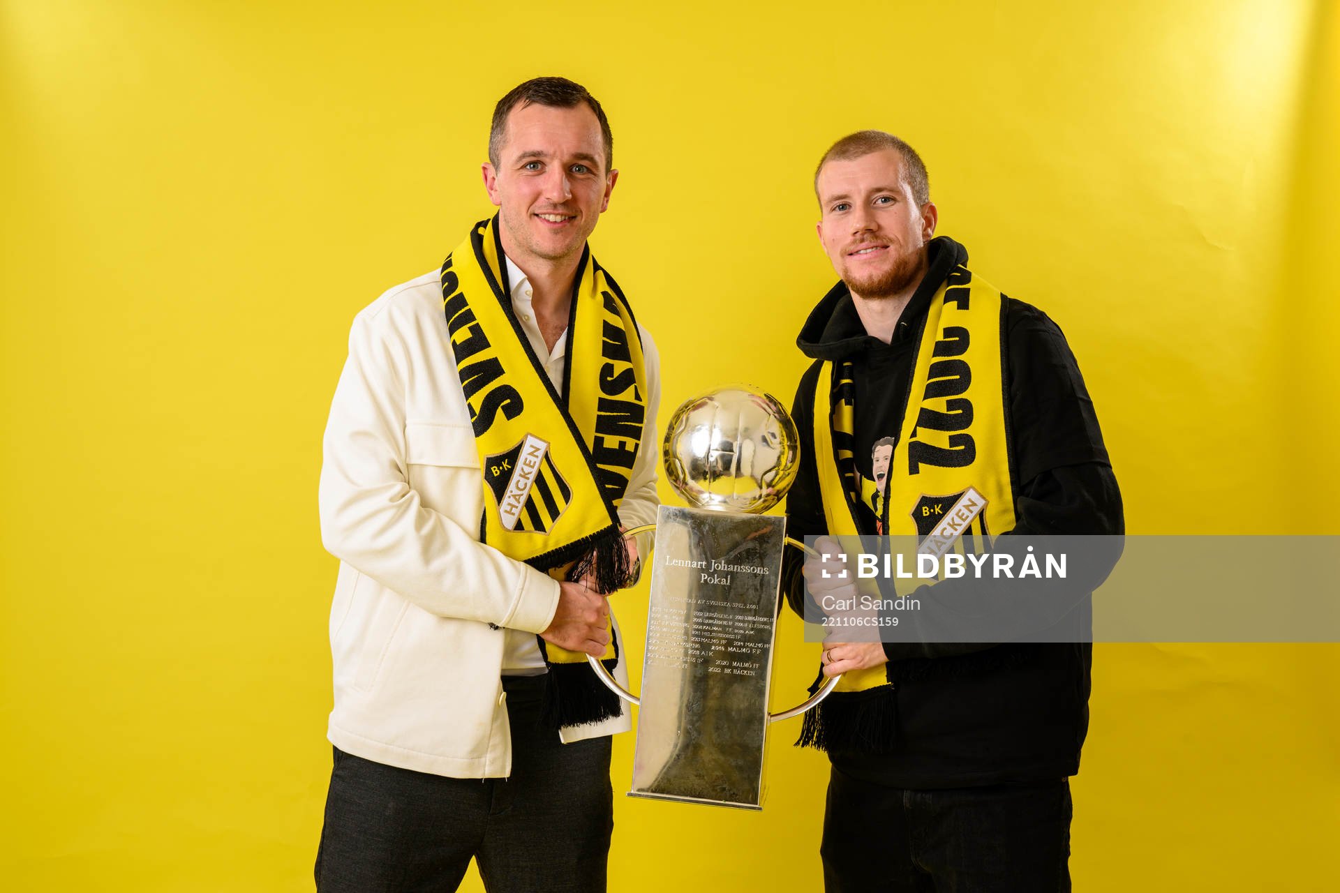 Häckens Even Hovland och Simon Gustafson jublar med pokalen