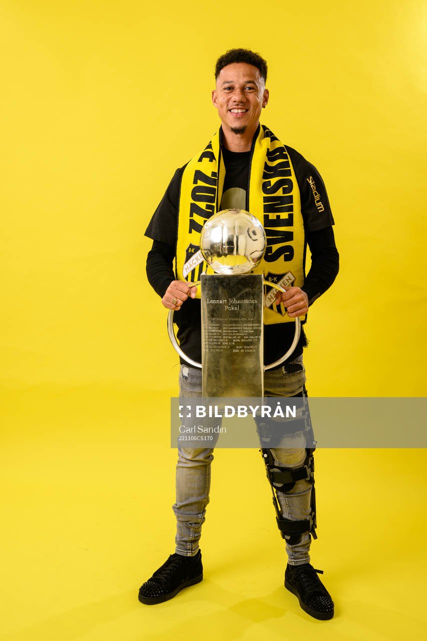 Häckens Tobias Sana jublar med pokalen