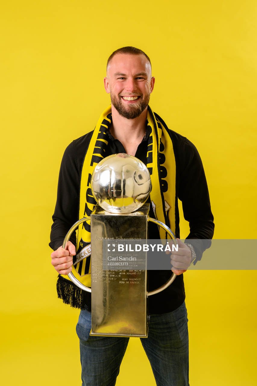 Häckens Alexander Faltsetas jublar med pokalen