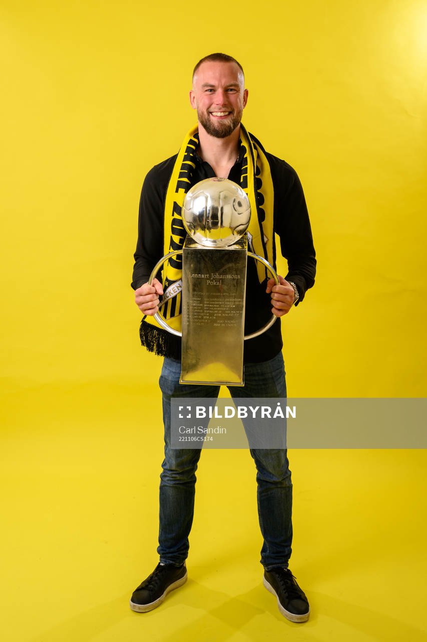 Häckens Alexander Faltsetas jublar med pokalen