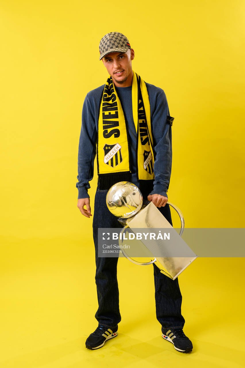 Häckens Ali Youssef jublar med pokalen