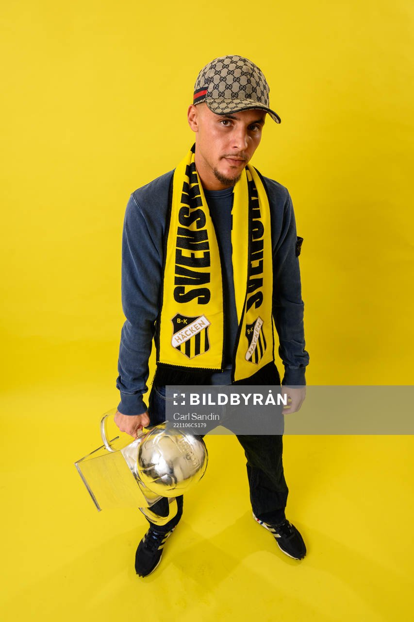 Häckens Ali Youssef jublar med pokalen