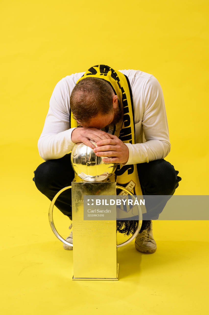 Häckens fystränare Nicklas Möller jublar med pokalen