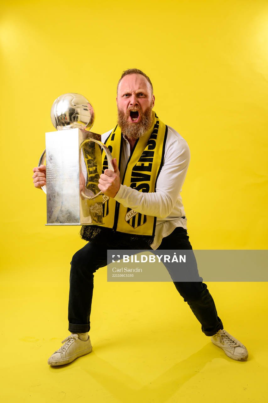 Häckens fystränare Nicklas Möller jublar med pokalen