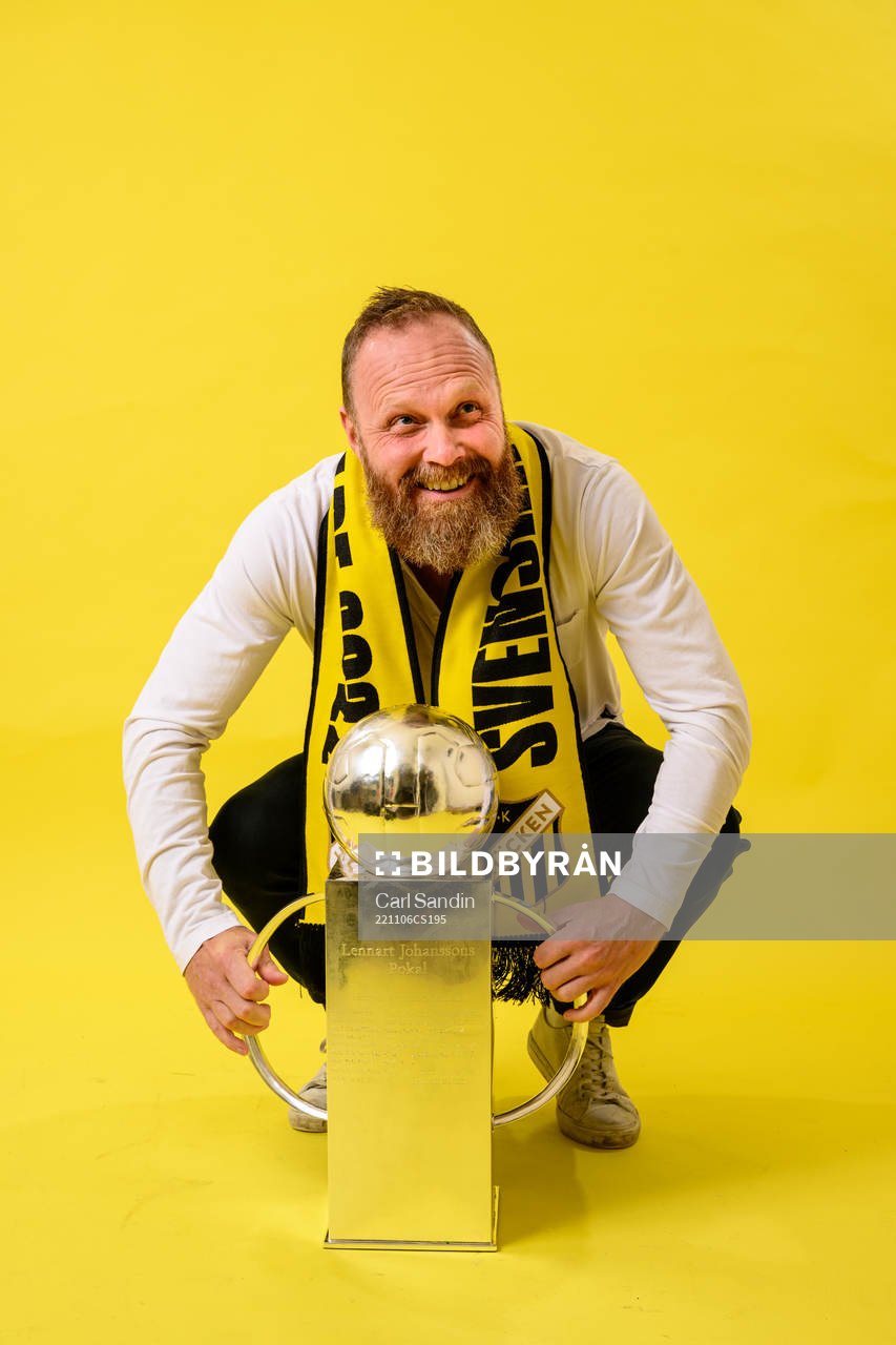 Häckens fystränare Nicklas Möller jublar med pokalen