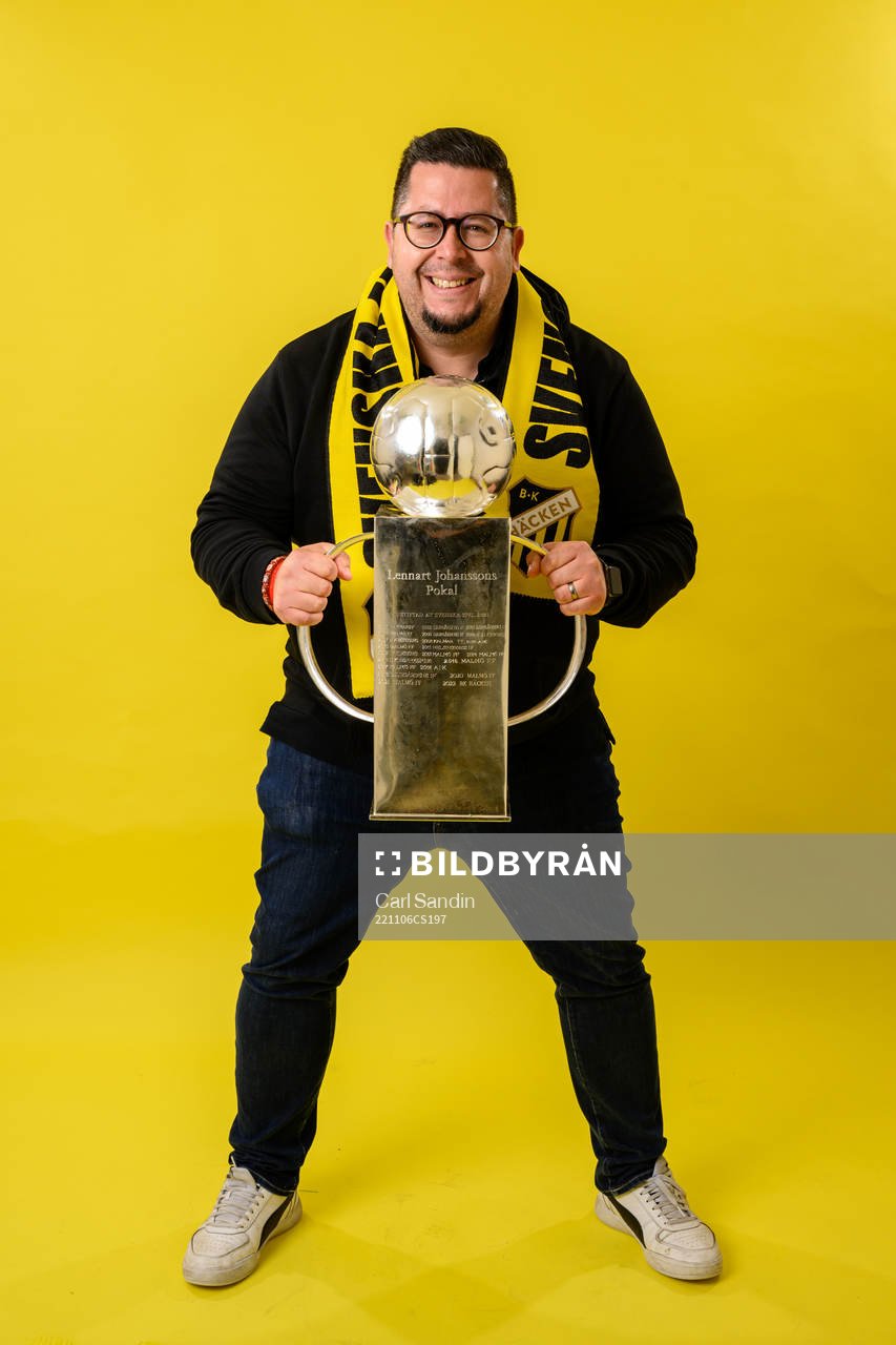 Häckens content manager Rudy Alvarado jublar med pokalen efter fotbollsmatchen i Allsvenskan mellan Häcken och IFK Norrköping den 6 november 2022 i Göteborg.