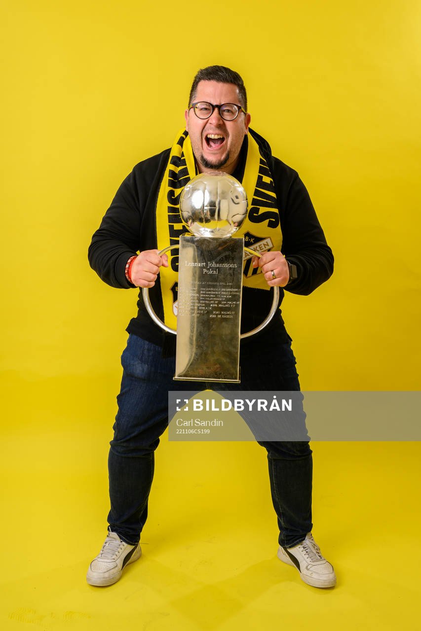 Häckens content manager Rudy Alvarado jublar med pokalen