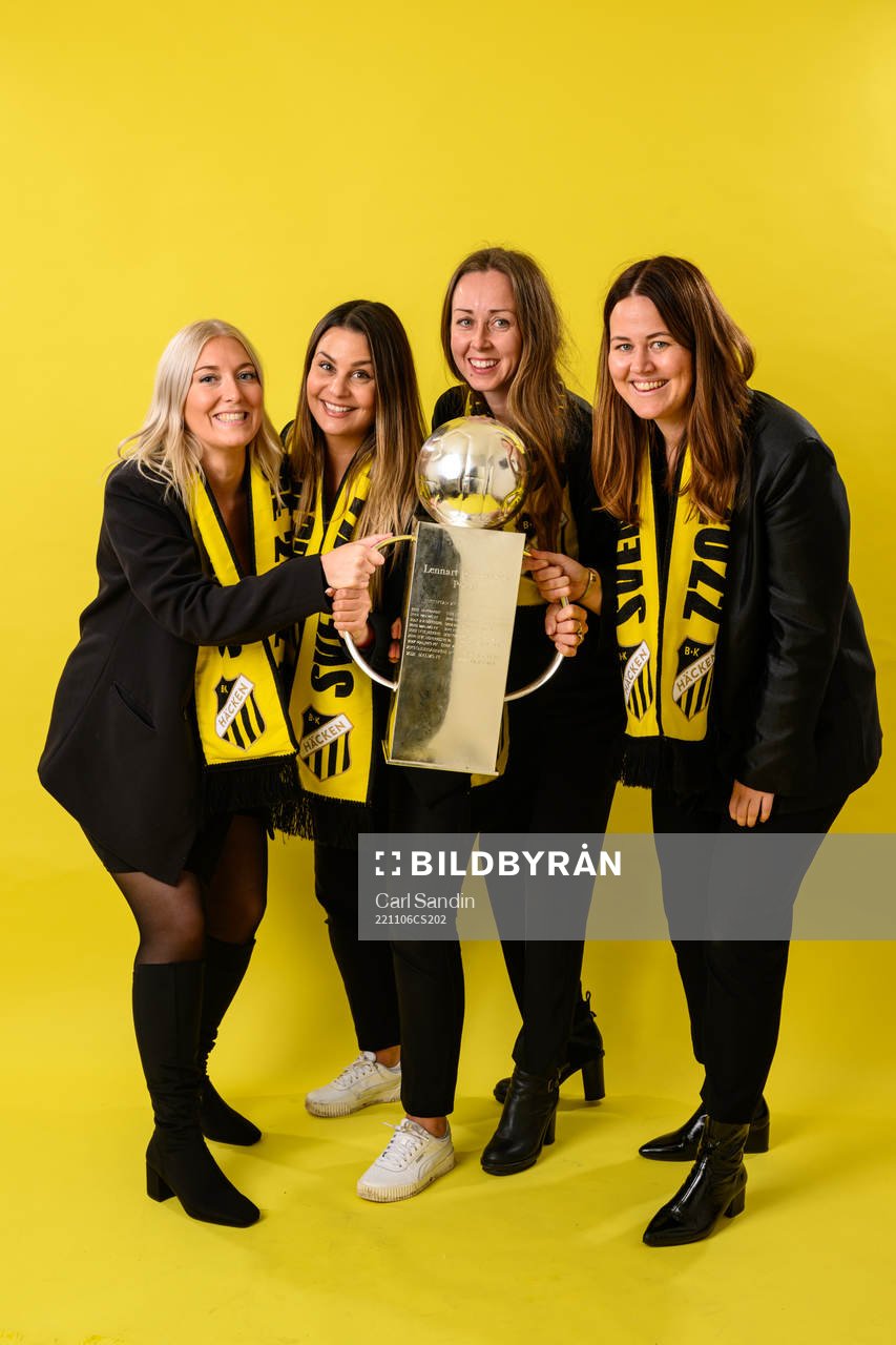 Häckens marknadskoordinator Jennie Berntsson, projektledare Panteha Milanian, marknadskoordinator Josefine Bjurström och marknadschef Elin Öst Sandström jublar med pokalen efter fotbollsmatchen i Allsvenskan mellan Häcken och IFK Norrköping den 6 november 2022 i Göteborg.