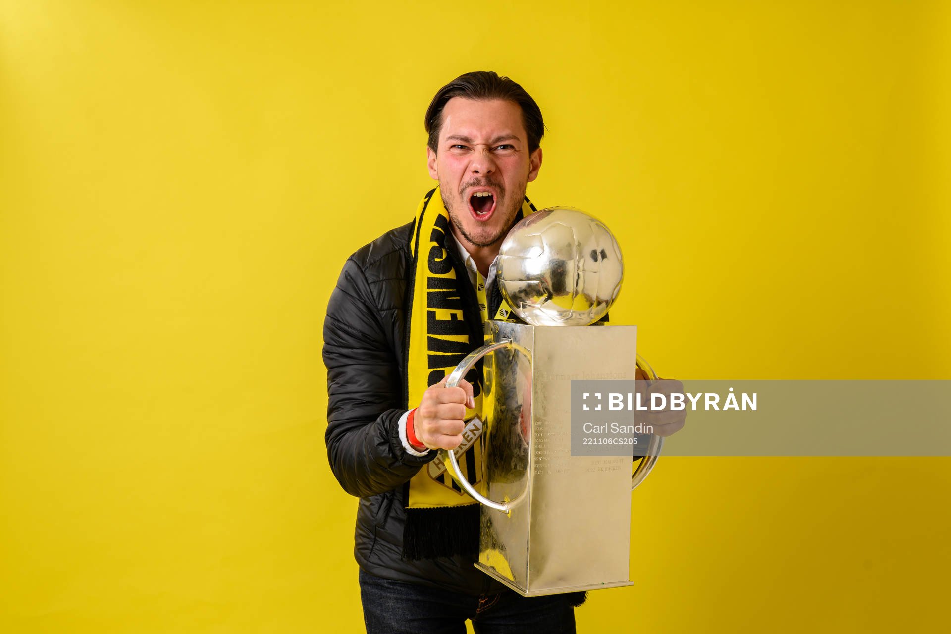 Häckens inhouse manager Alexander Wahlborg jublar med pokalen efter fotbollsmatchen i Allsvenskan mellan Häcken och IFK Norrköping den 6 november 2022 i Göteborg.