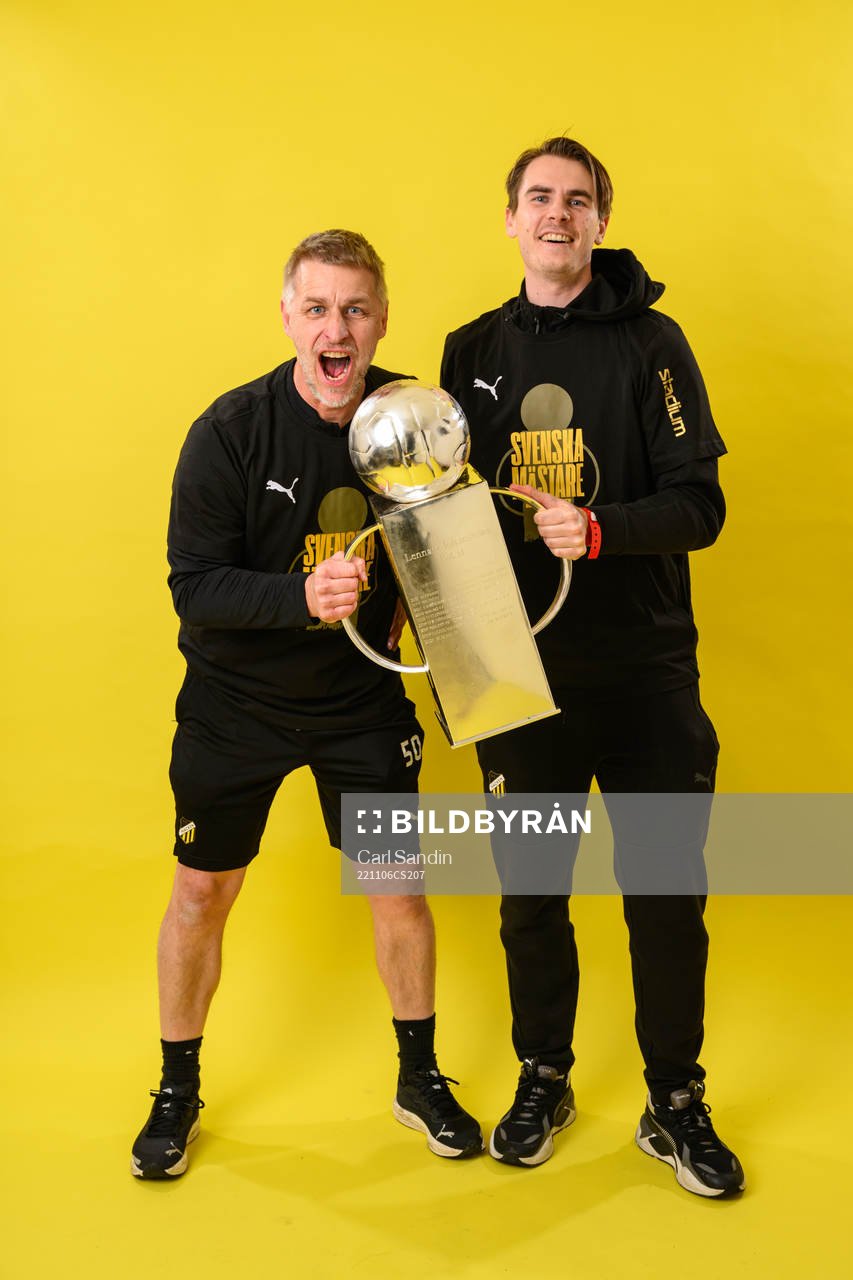 Häckens materialare Kjell-Ove Johansson och Patrik Johansson jublar med pokalen efter fotbollsmatchen i Allsvenskan mellan Häcken och IFK Norrköping den 6 november 2022 i Göteborg. 