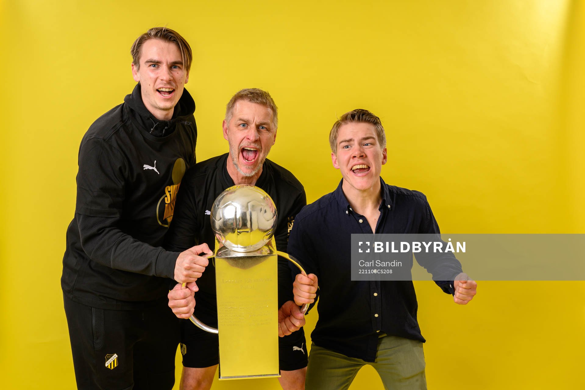 Häckens materialare Patrik Johansson, Kjell-Ove Johansson och Petrus Karlholm jublar med pokalen efter fotbollsmatchen i Allsvenskan mellan Häcken och IFK Norrköping den 6 november 2022 i Göteborg.