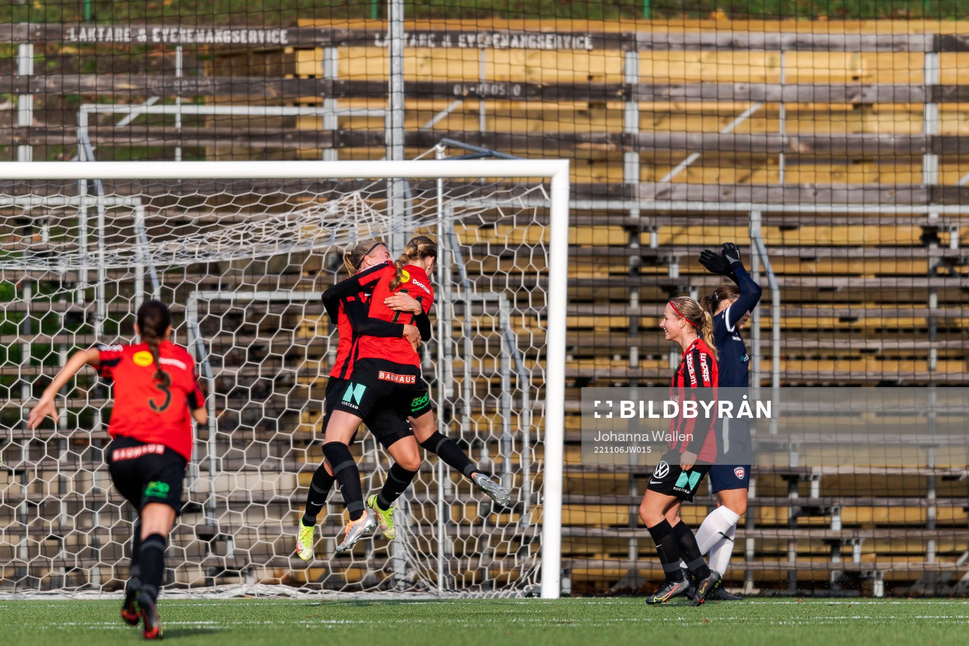 Brommapojkarnas målskytt Saga Swedman och Line Wessman jublar under fotbollsmatchen i F19-slutspelet mellan Brommapojkarna och FC Rosengård den 6 november 2022 i Stockholm.