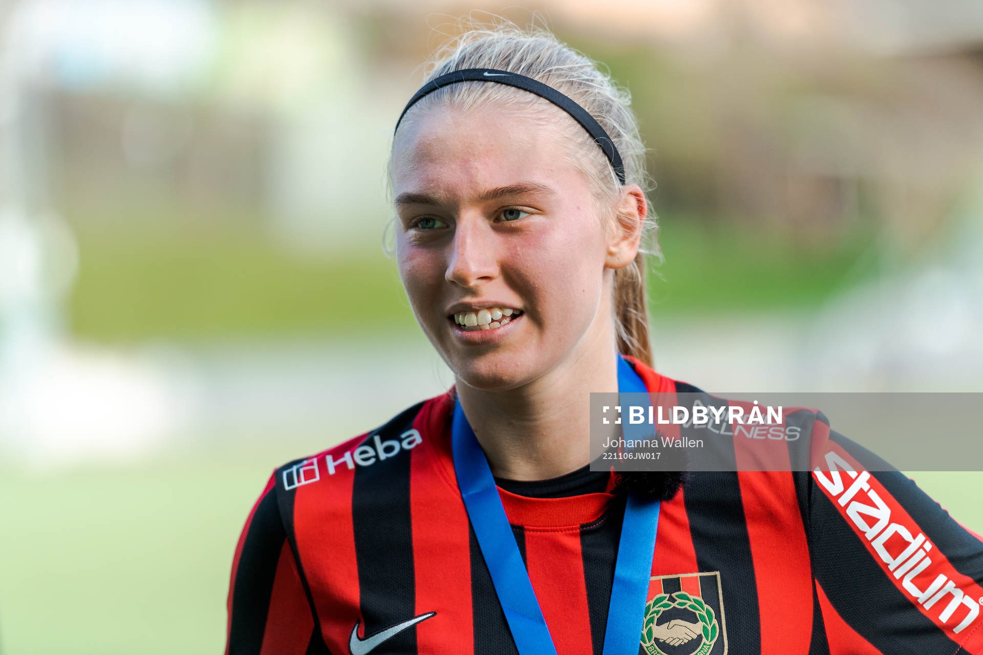 Brommapojkarnas Saga Swedman jublar efter fotbollsmatchen i F19-slutspelet mellan Brommapojkarna och FC Rosengård den 6 november 2022 i Stockholm.