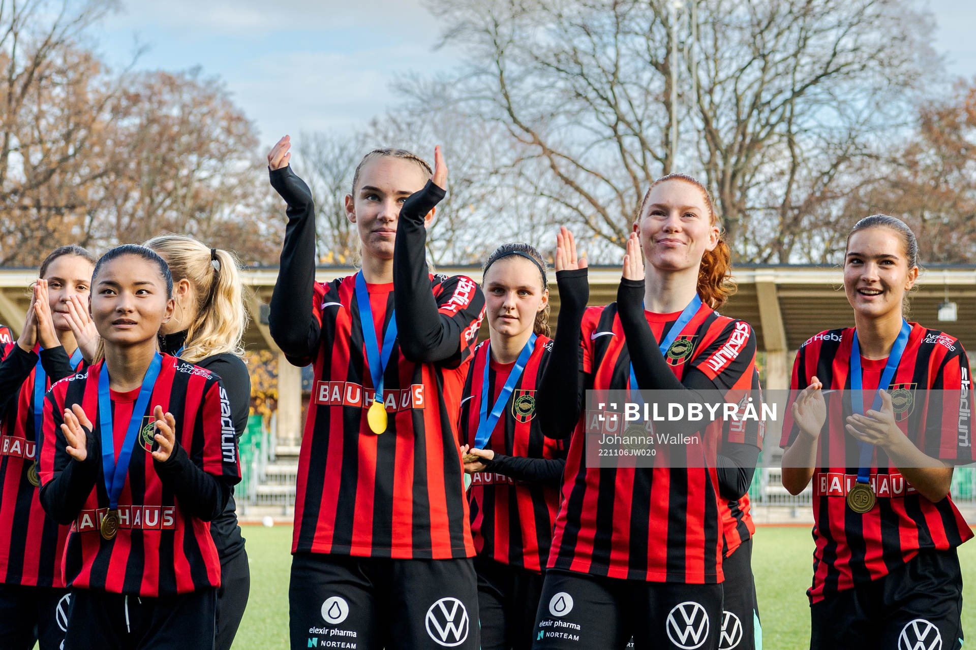 Brommapojkarna tackar publiken efter fotbollsmatchen i F19-slutspelet mellan Brommapojkarna och FC Rosengård den 6 november 2022 i Stockholm. 