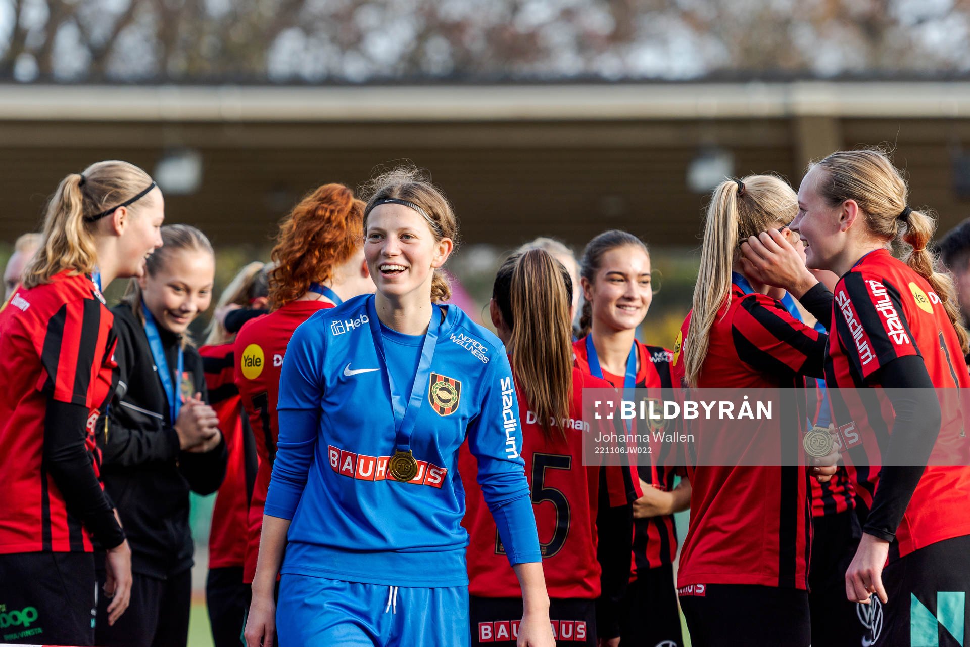 Brommapojkarnas målvakt Hanna Skogsfors jublar med laget