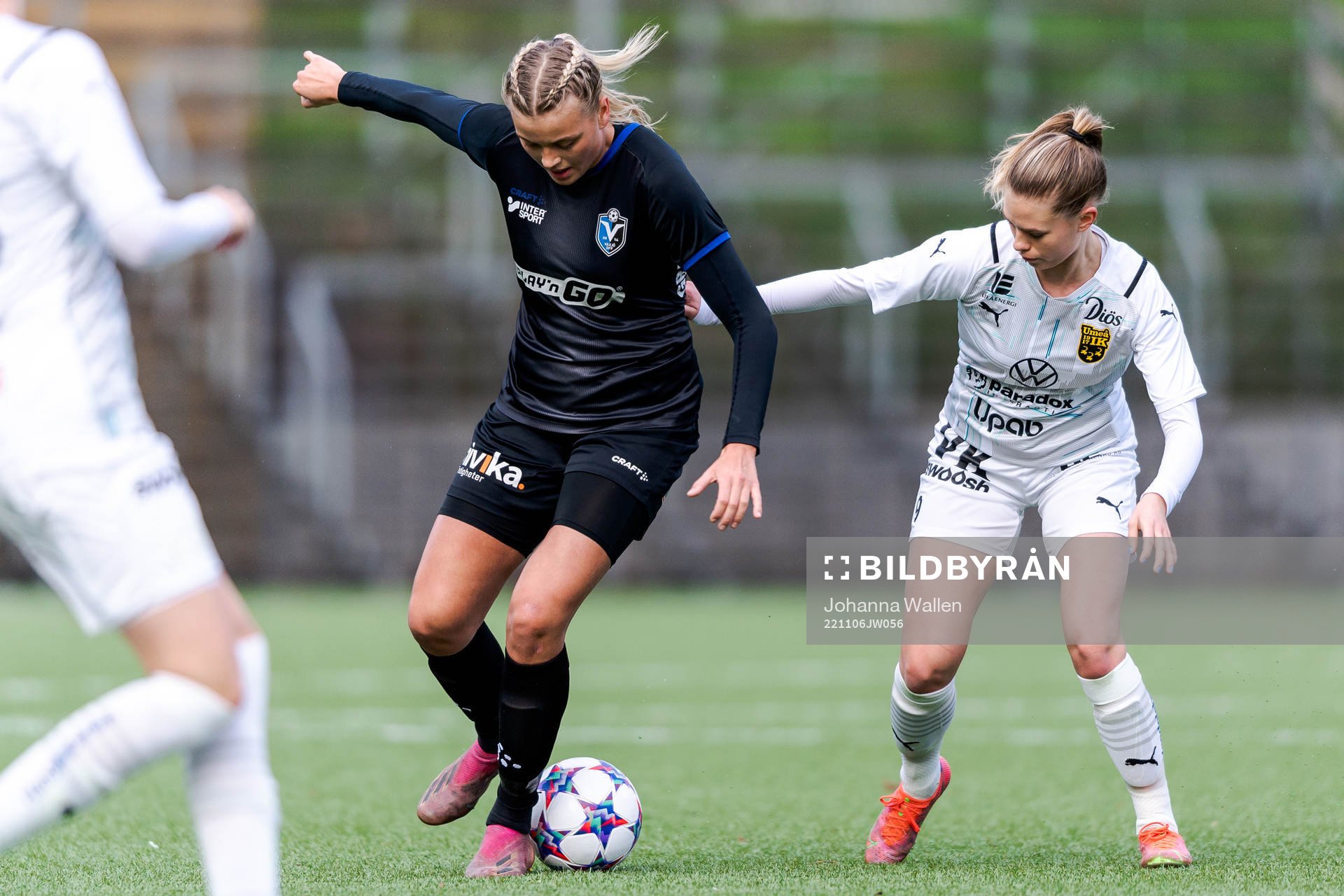 Växjös Matilda Nivard och Umeås Stina Gunnebrink under fotbollsmatchen i F19-slutspelet mellan Växjö och Umeå den 6 november 2022 i Stockholm. 
