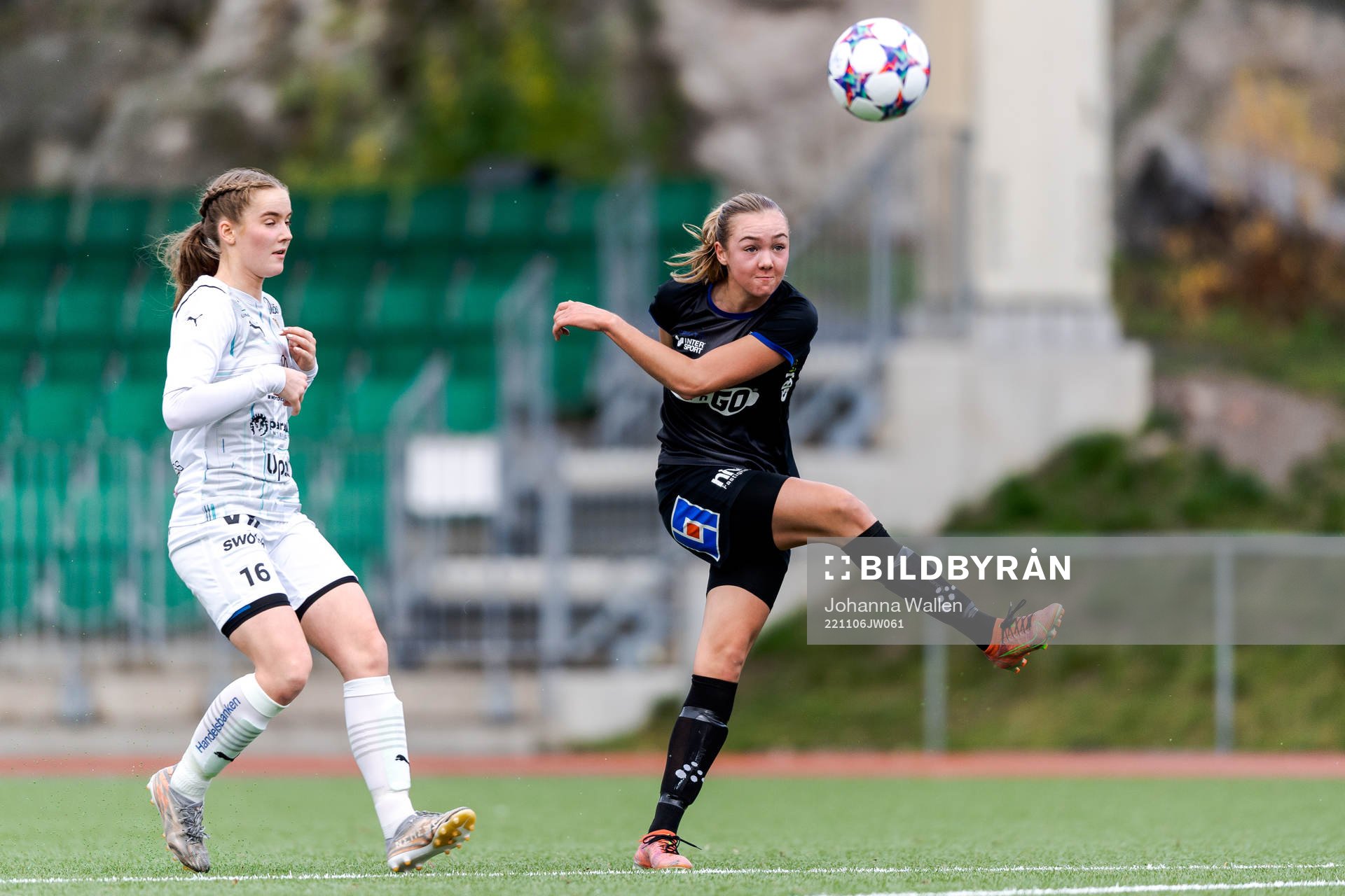 Umeås Thea Bäckström och Växjös Ebba Cronholm under fotbollsmatchen i F19-slutspelet mellan Växjö och Umeå den 6 november 2022 i Stockholm. 