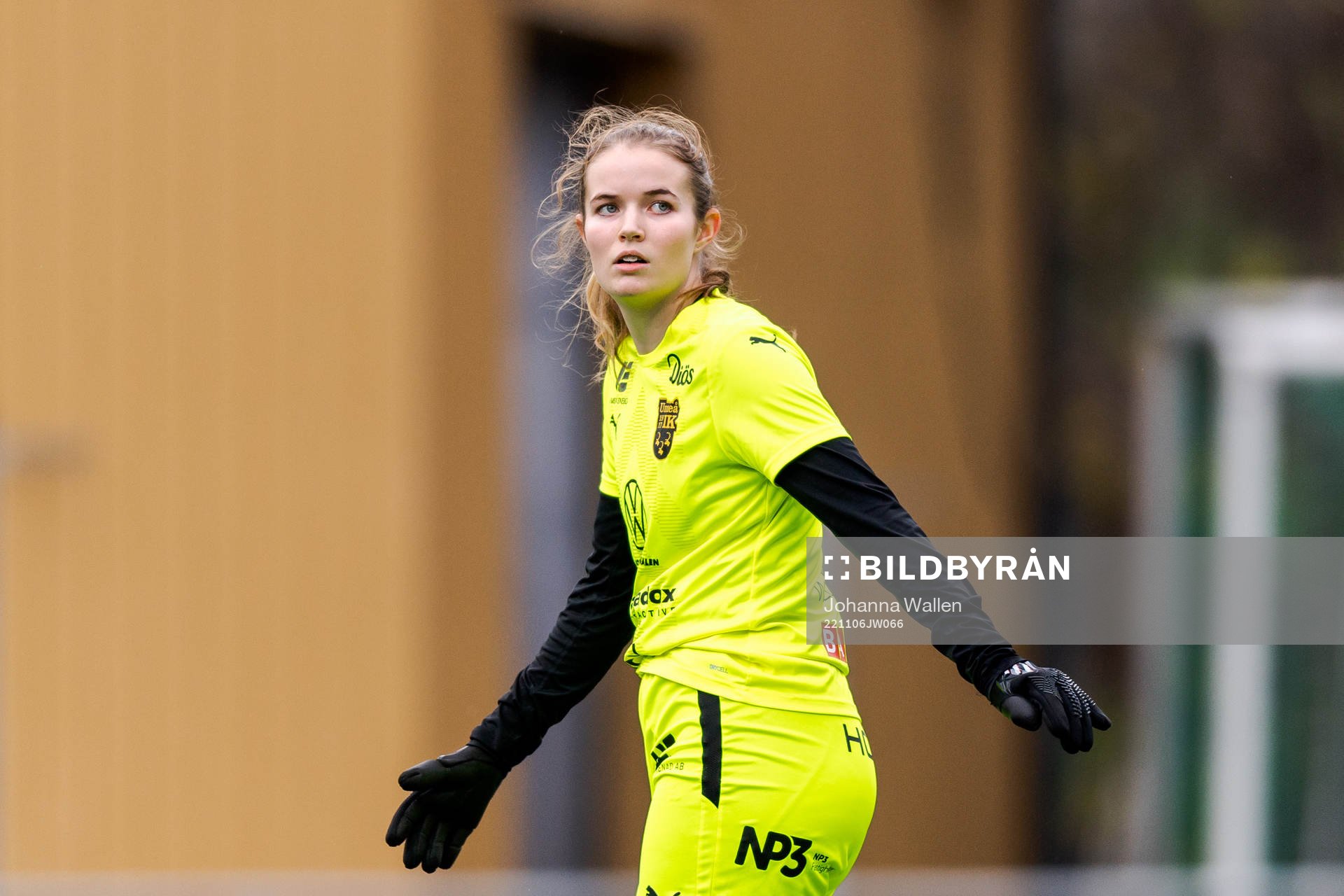 Umeås målvakt Ella Holmberg under fotbollsmatchen i F19-slutspelet mellan Växjö och Umeå den 6 november 2022 i Stockholm. 