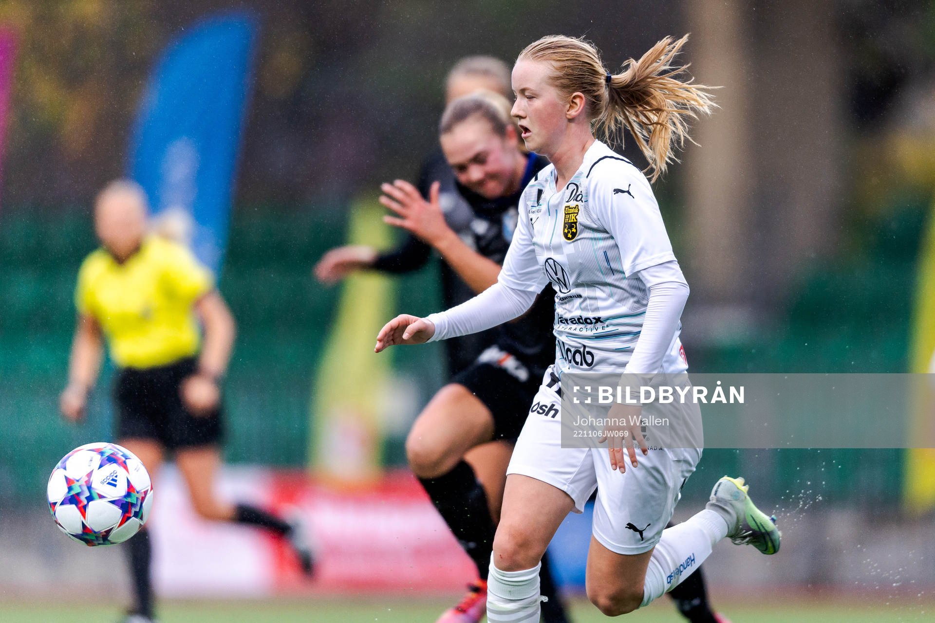 Umeås Tuva Nilsson under fotbollsmatchen i F19-slutspelet mellan Växjö och Umeå den 6 november 2022 i Stockholm. 