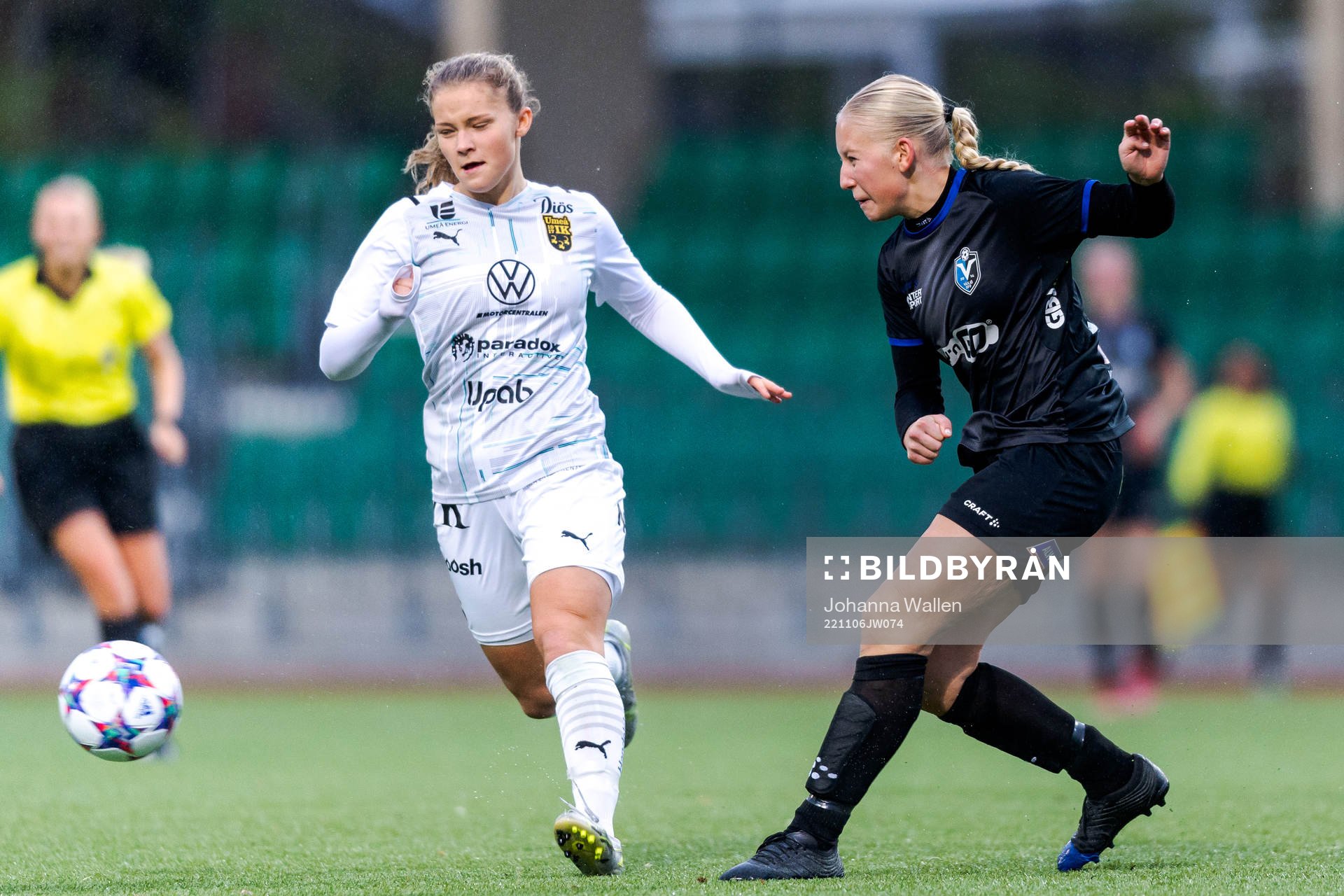 Umeås Lotta Anderhed och Växjös Lovis Einarsson under fotbollsmatchen i F19-slutspelet mellan Växjö och Umeå den 6 november 2022 i Stockholm. 