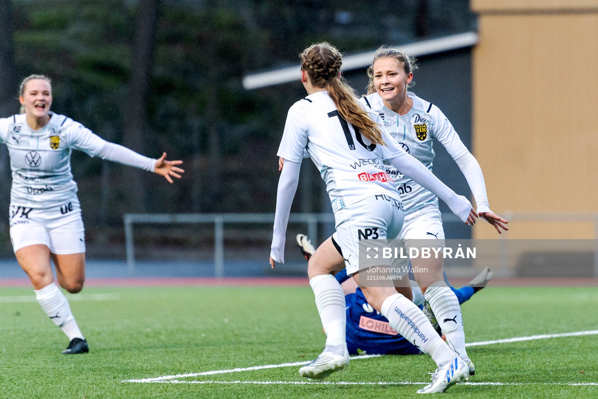 Umeås Thea Bäckström och Lotta Anderhed jublar